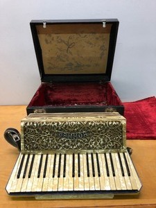 lot 178 image: Very Nice Vintage HOHNER Accordion wCase
