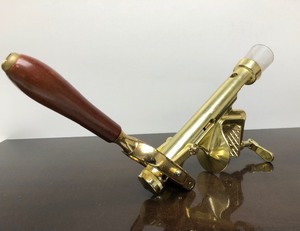 lot 198 image: Quality Brass Table or Bar Top Wine Bottle Opener