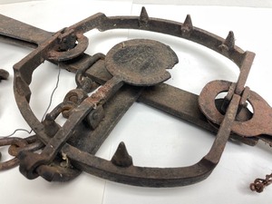 lot 1 image: Awesome Antique Cast Iron NEWHOUSE Bear Trap
