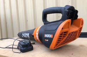 lot 322 image: Working WORX Cordless Leaf Blower