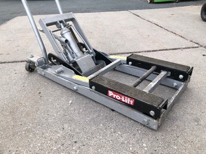 lot 305 image: Quality PRO-LIFT Utility Lift