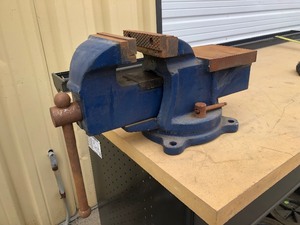 lot 311 image: Large Heavy Duty Swivel Bench Vise