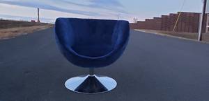 lot 325 image: Mid Century Style Mod Velvet Tulip Design Swivel Chair