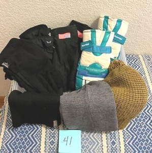 lot 41 image: Nice Mens Winter Hat and Gloves Lot (NO ON-SITE PAYMENTS)