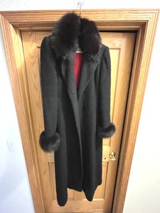 lot 84 image: Vintage Marshall Fields Womens Faux Fur Coat (Size 14) - Good condition with some signs of wear (PAY ONLINE BEFORE ARRIVING)