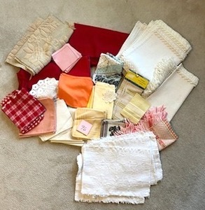 lot 96 image: Assorted Vintage LinensTable ClothsPlacemats - NO ONSITE PAYMENTS