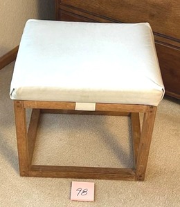 lot 98 image: Vintage Footstool (16 T x 16 W x 18 D) in Good condition - BRING HELP TO REMOVE.  NO ONSITE PAYMENTS
