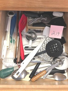lot 219 image: Kitchen Drawer Contents Lot - NO ONSITE PAYMENTS