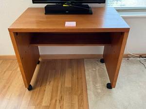 lot 225 image: Rolling TVComputer Cart (33.5 W x 20.5 D x 26.5 T) - TV Not included - BRING HELP TO REMOVE