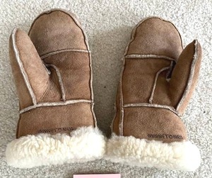 lot 231 image: Womens Minnetonka Mittens - NO ONSITE PAYMENTS. PAY ONLINE BEFORE PICKUP
