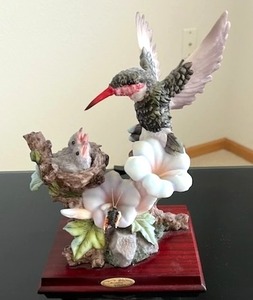 lot 241 image: Monte Fiori Collection 9 Ceramic Hummingbird - NO ONSITE PAYMENTS ACCEPTED