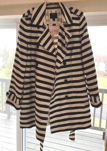 lot 275 image: Banana Republic Black and White Coat (Size M) - PAY ONLINE BEFORE PICKUP
