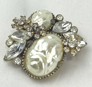 lot 304 image: Vintage 1950s Faux Baroque Pearl and Rhinestone Goldtone Brooch (1.75) - PAY ONLINE BEFORE PICKUP