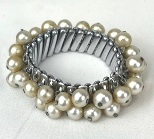 lot 307 image: Vintage 1950s Faux White Pearl Beaded Cha-Cha Expansion Bracelet (Made in Japan) - PAY ONLINE BEFORE PICKUP