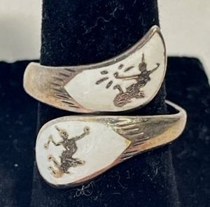 lot 312 image: Vintage Siam Sterling Silver Ring (4.8 grams) - PAY ONLINE BEFORE PICKUP.  NO ONSITE PAYMENTS ACCEPTED