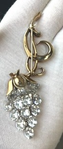 lot 320 image: Exquisite Vintage 1950s Trifari Articulated Bunch of Dangle Rhinestone Grapes Brooch (4 Long)