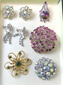 lot 321 image: Wonderful Lot of Vintage Costume Jewelry (Purple Brooch is 2 Diameter with 2 missing stones) - PAY ONLINE BEFORE PICKUP