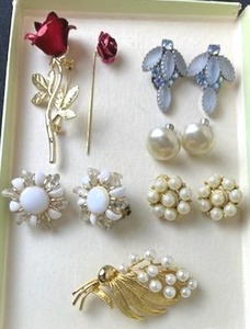 lot 322 image: Vintage Costume Jewelry Lot (Gold and Faux Pearl Brooch is 2.25 Long) - PAY ONLINE BEFORE PICKUP