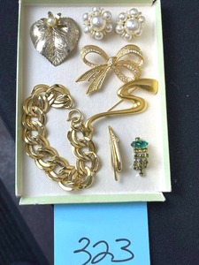 lot 323 image: Vintage Costume Jewelry Lot w Erwin Pearl Bracelet - PAY ONLINE BEFORE PICKUP