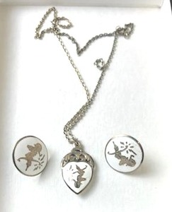 lot 327 image: Wonderful Vintage 925 Sterling Silver Siam White Enamel Pendant and Earrings (16 grams total weight)