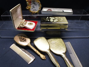 lot 9 image: Dresser Collection