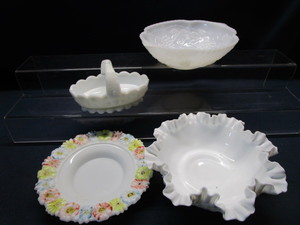 lot 13 image: Milk Glass Sampler