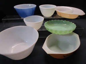 lot 20 image: Pyrex & Fire King