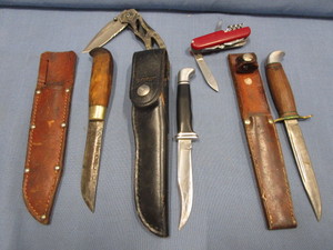lot 240 image: Knives Buck, Wooden Handle