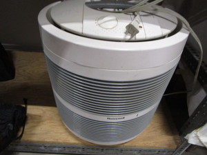 lot 246 image: Honeywell Hepa Air Cleaner