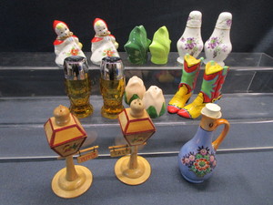 lot 40 image: Salt & Pepper Sets