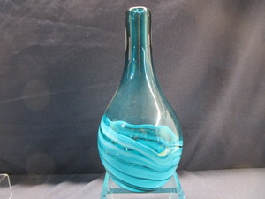 lot 52 image: Blown Vase with Swirls