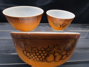 lot 71 image: Pyrex Nesting Bowls