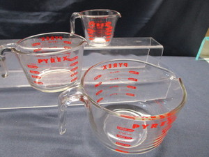 lot 72 image: Pyrex Measuring Cups