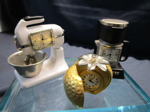 lot 100 image: Mini Clocks