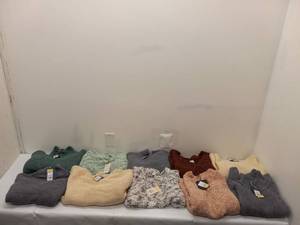 lot 93 image: 10 NEW WOMENS SWEATERS SIZE XL