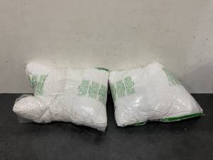 lot 274 image: Set of 2 Pillows 17 x  25