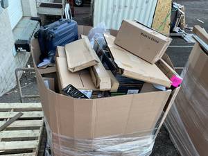 lot 700 image: Wholesale Lot of Assorted Miscellaneous Items