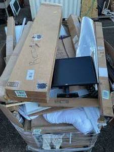 lot 701 image: Wholesale Pallet of Assorted Miscellaneous Items