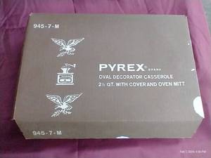 lot 32 image: Vintage Pyrex 945-7 2-12 Qt Casserole Dish With Lid & Box