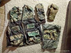 lot 105 image: Camo Hunting Lot - Vest, Gloves & Mask