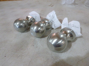 lot 10 image: 3 Valley 2 516 Tow Balls
