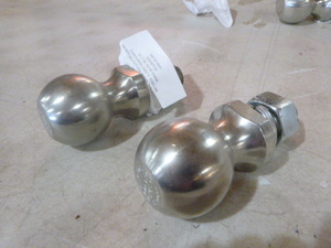 lot 11 image: 2 Valley 2 516 Tow Balls