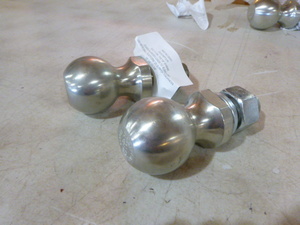 lot 12 image: 2 Valley 2 516 Tow Balls