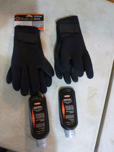 lot 150 image: 2 Pair of Celsius Neoprene Gloves