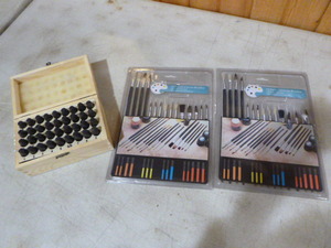 lot 174 image: Letter and Number Set and Artist Brushes