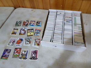 lot 188 image: 3,200 Count of Football Cards