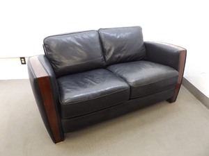 lot 4 image: NICE Black Leather Wood Trimmed Couch