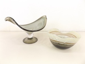 lot 28 image: 2 Larger Blown Glass Ruffled Edge Bowls