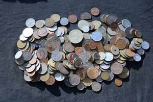 lot 16 image: 2.5 Pound Bag of Foreign Coins