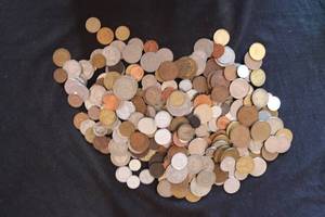 lot 53 image: 2.5 Pound Bag of Foreign Coins